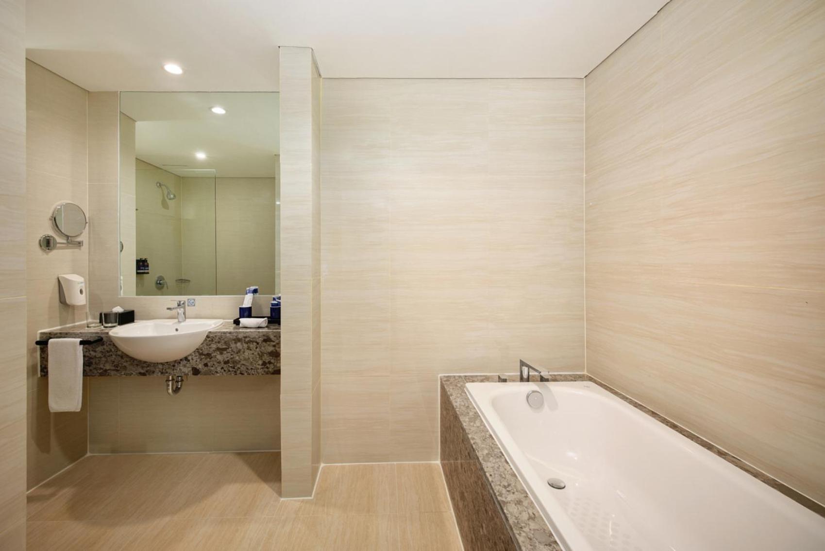 Aston Inn Pantai Losari Macáçar Exterior foto
